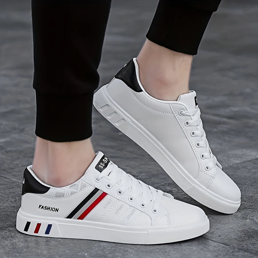 Ein Paar weiße Sneakers, perfekt zum Skateboarden, für Freizeitsport und Alltag. Leicht mit weicher Sohle, geeignet für