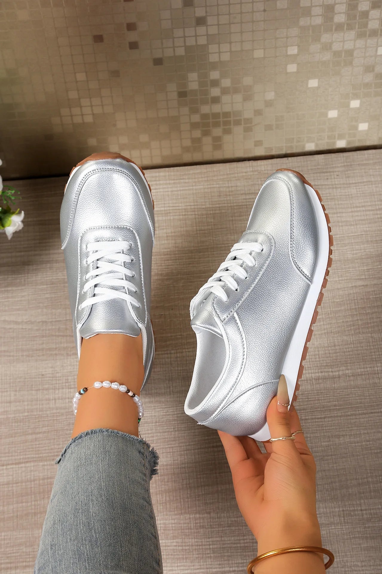 Modische niedrige Freizeitsportschuhe für Damen, Herbst 2025, vielseitig, bequem, rutschfest, mit Keilabsatz, vulkanisierte Sneaker