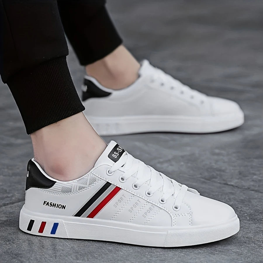 Ein Paar weiße Sneakers, perfekt zum Skateboarden, für Freizeitsport und Alltag. Leicht mit weicher Sohle, geeignet für