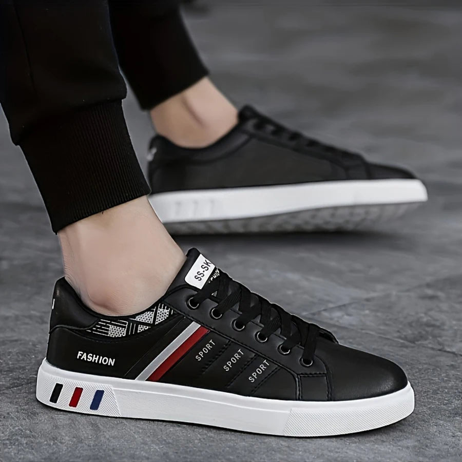 Ein Paar weiße Sneakers, perfekt zum Skateboarden, für Freizeitsport und Alltag. Leicht mit weicher Sohle, geeignet für